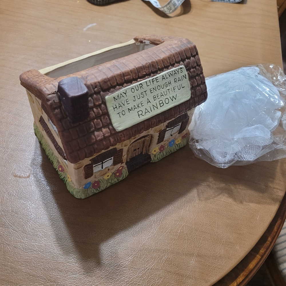 House/cottage Ceramic planter - Picture 2 of 7